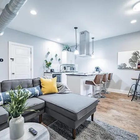 Contemporary 2Br2Ba W-King - Den - Private Entry-Yard Villa